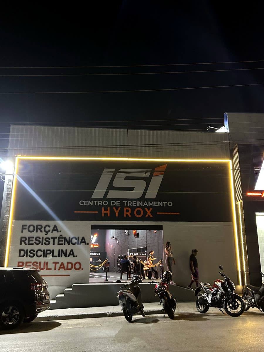 Fachada do Isi CT Hyrox à noite